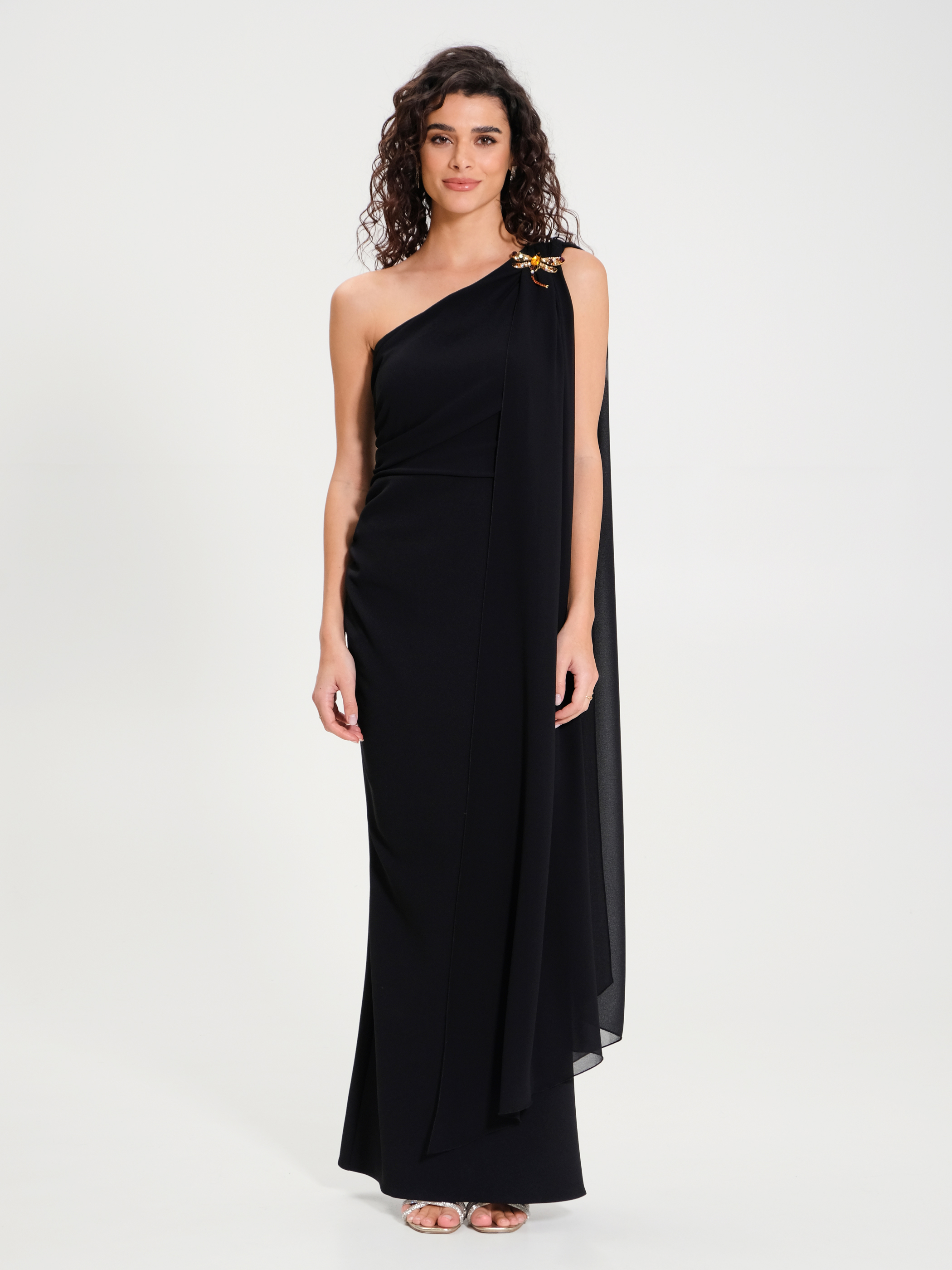 Langes Kleid, einseitig schulterfrei mit Brosche. | Rinascimento