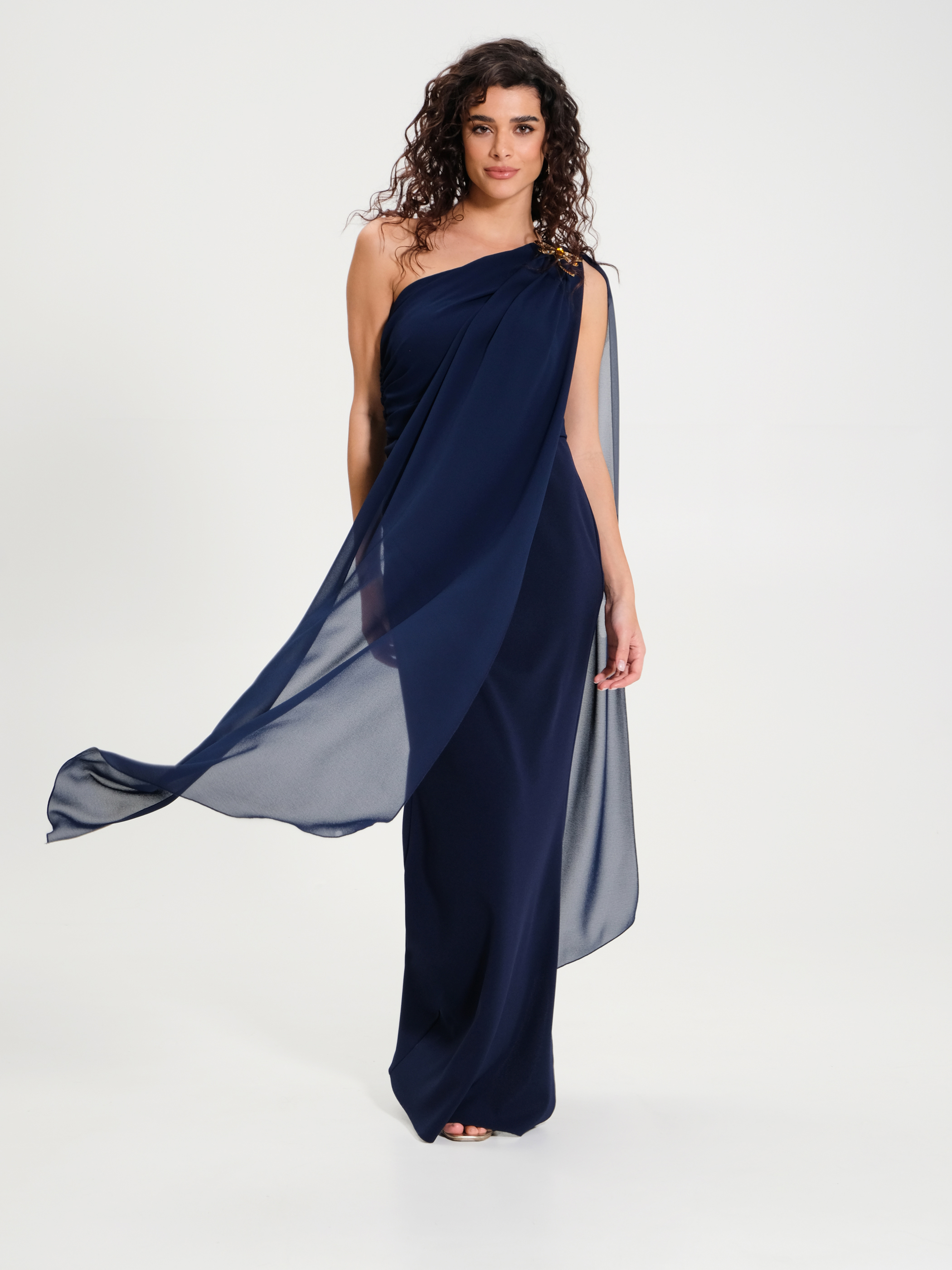 Langes Kleid, einseitig schulterfrei mit Brosche. | Rinascimento