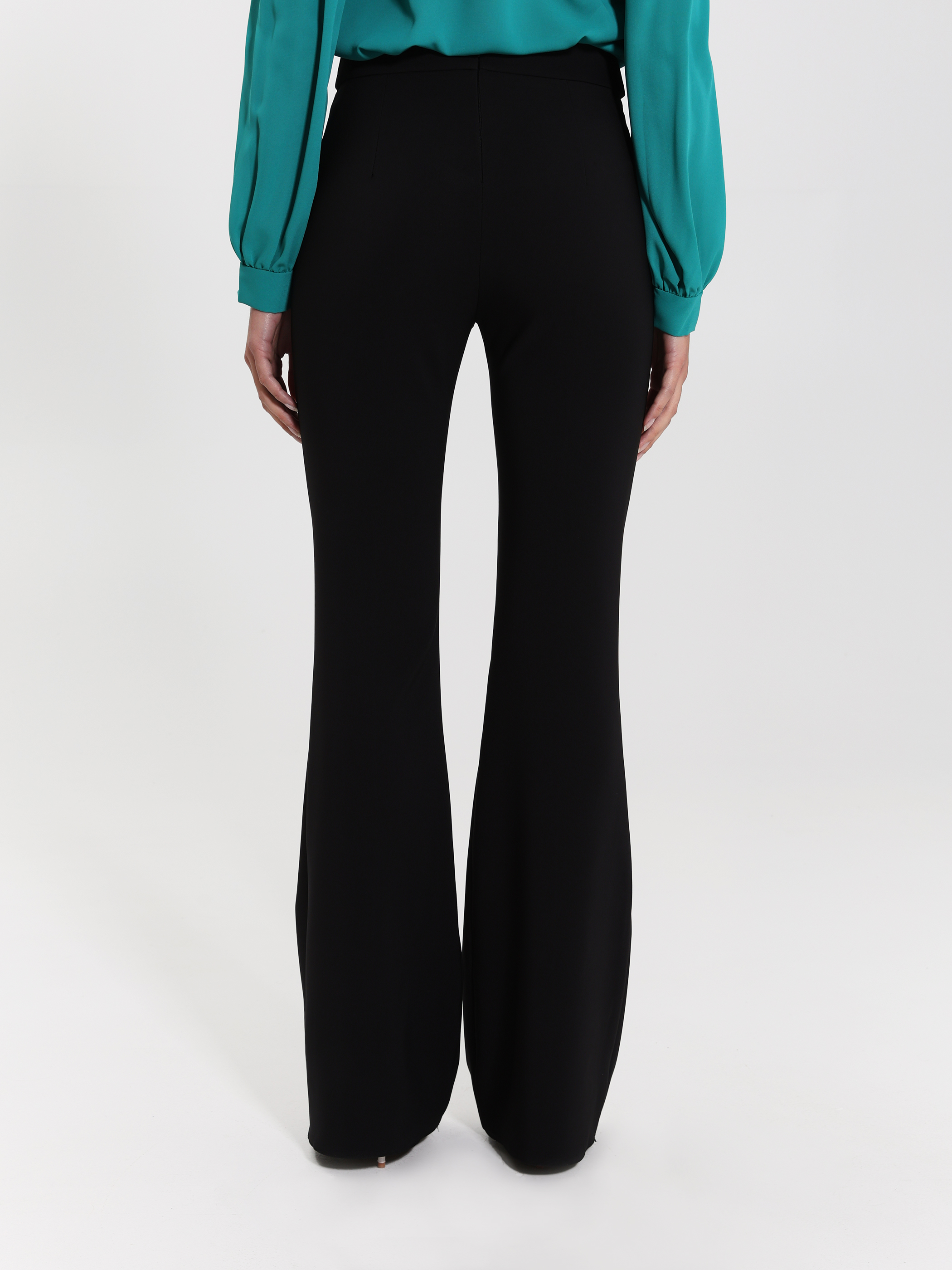Ausgestellte Hose mit Knöpfen