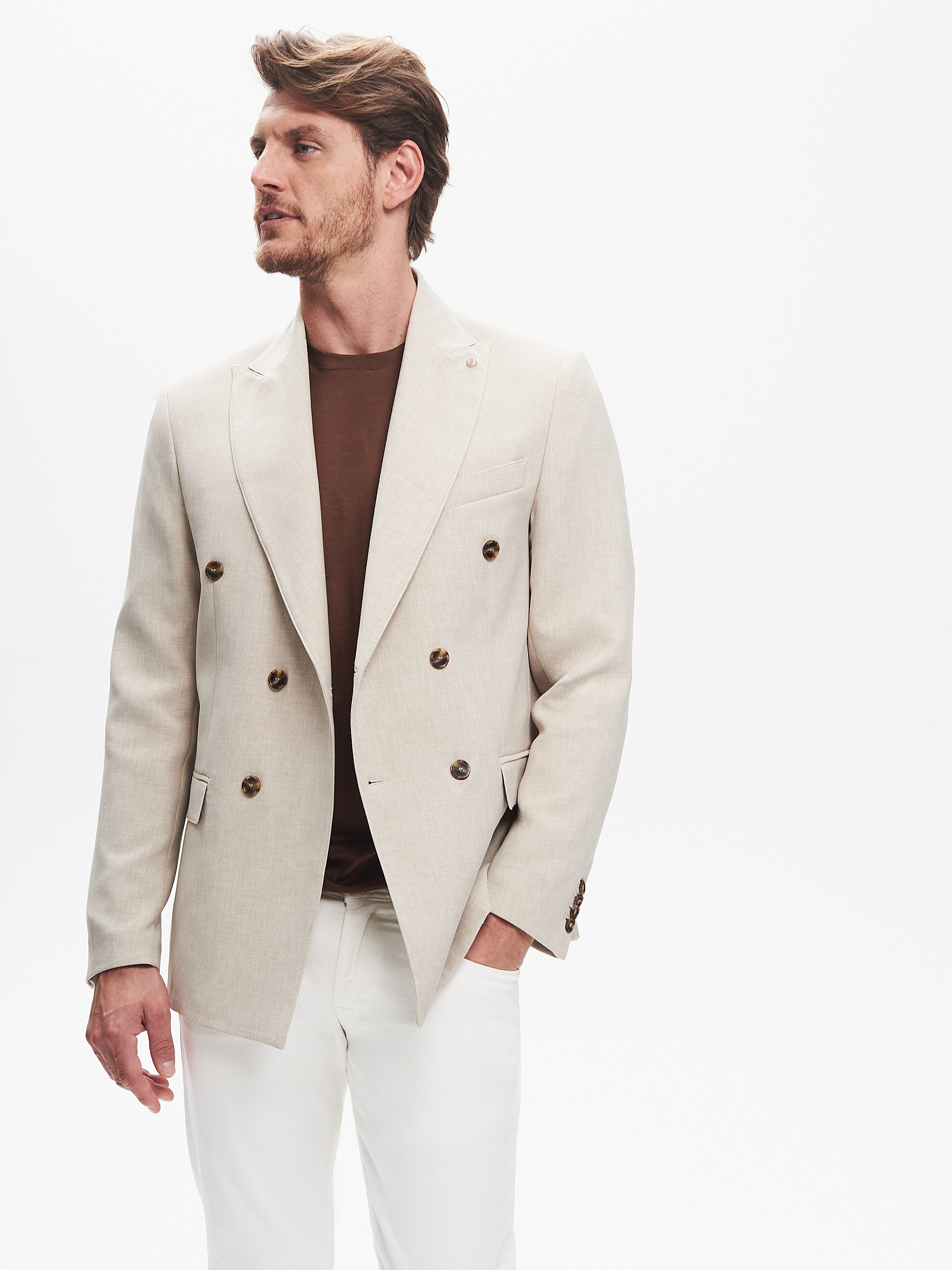Chaqueta cruzada color arena para hombre QB24