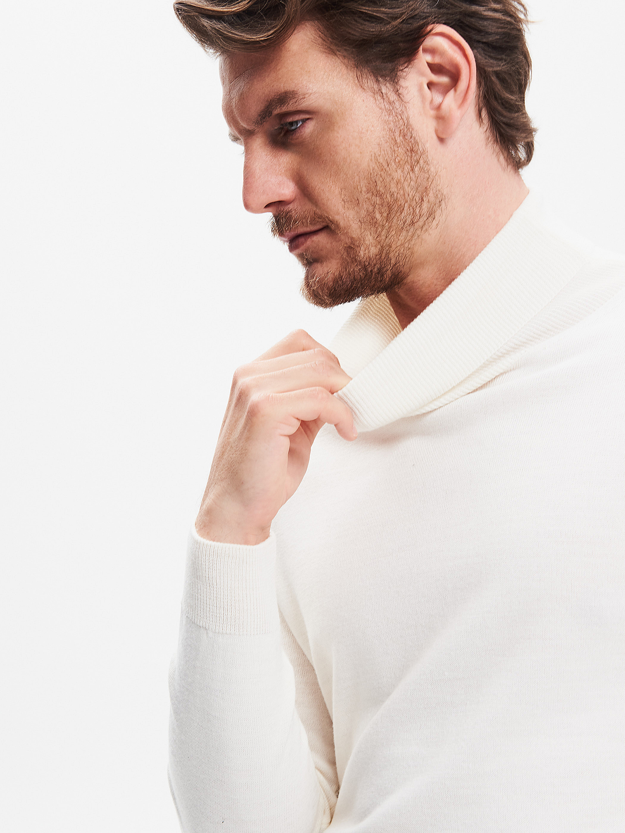 Men s Basic Ivory Turtleneck Sweater QB24