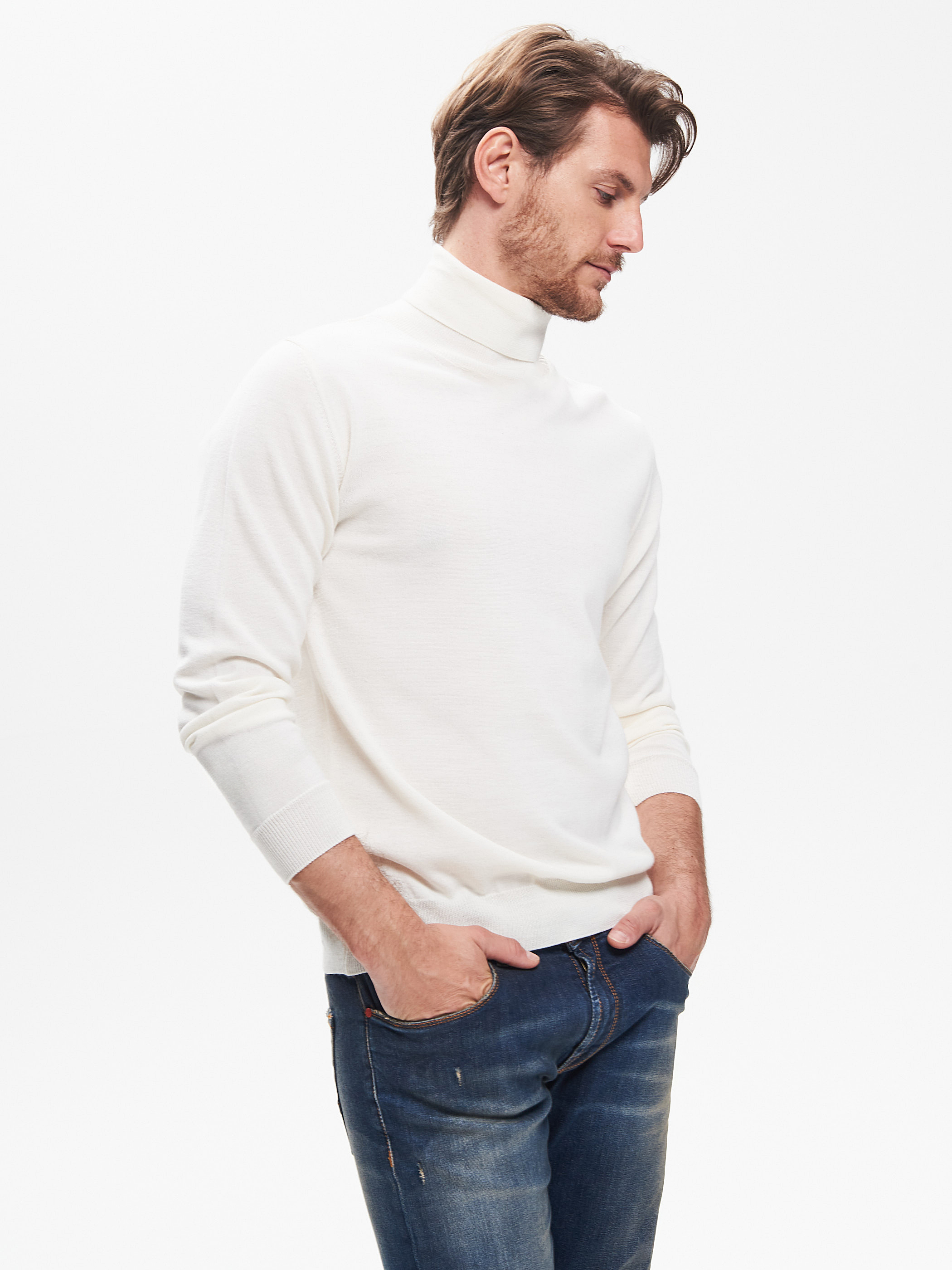 Men s Basic Ivory Turtleneck Sweater QB24