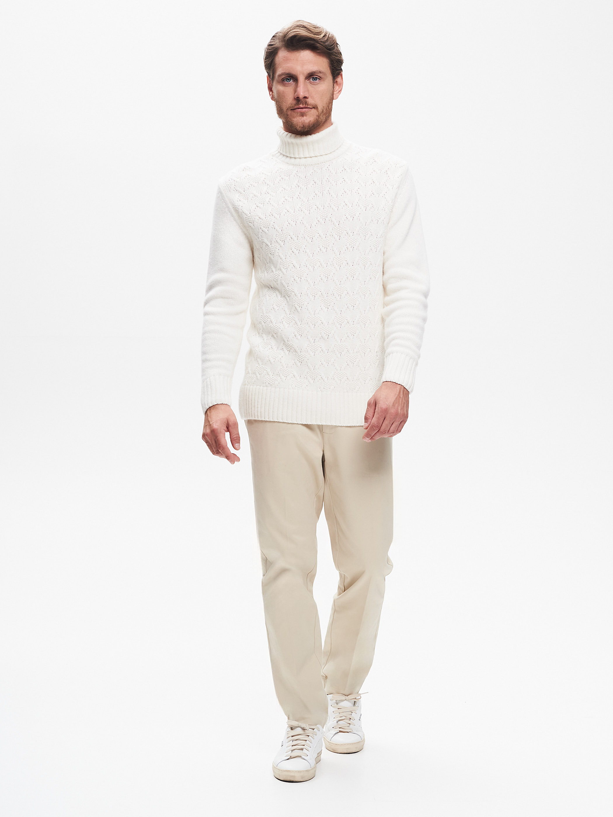 Outfit maglione bianco uomo store