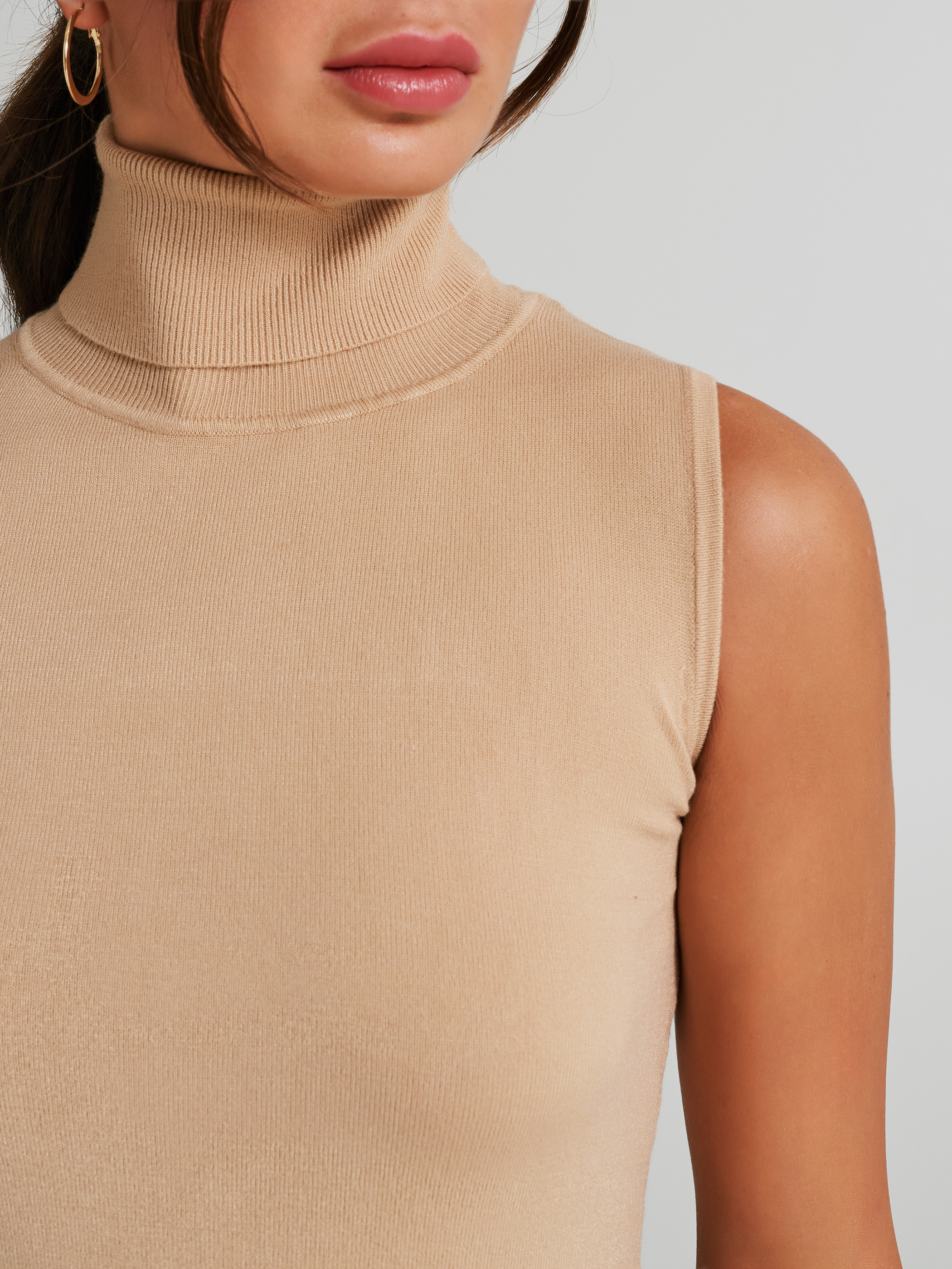 Beige sleeveless turtleneck 2025