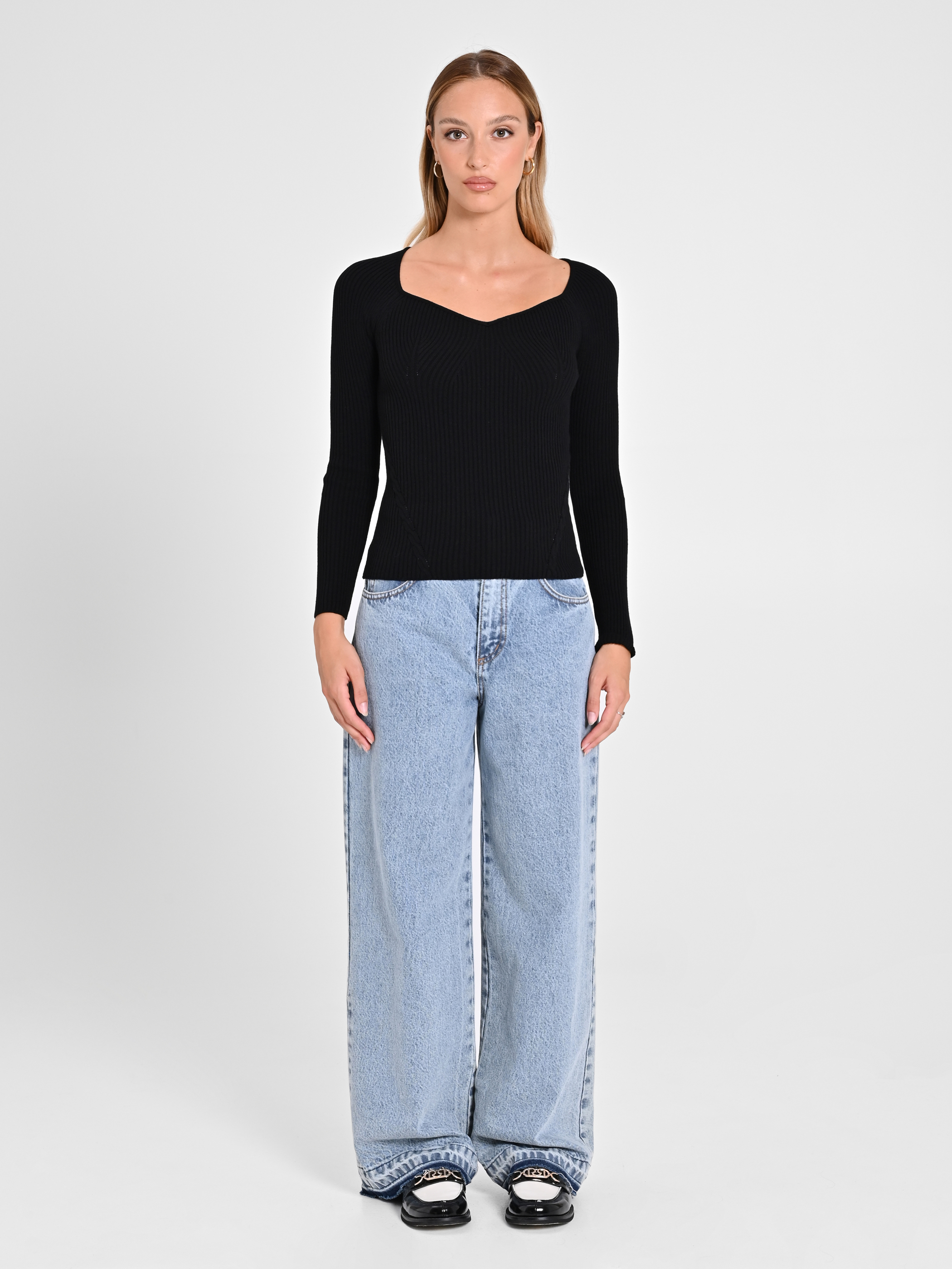 Pullover mit Herzausschnitt in Schwarz