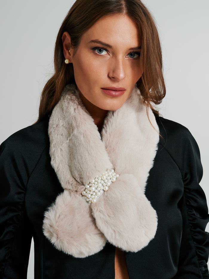 Col en fausse fourrure avec perles   Rinascimento