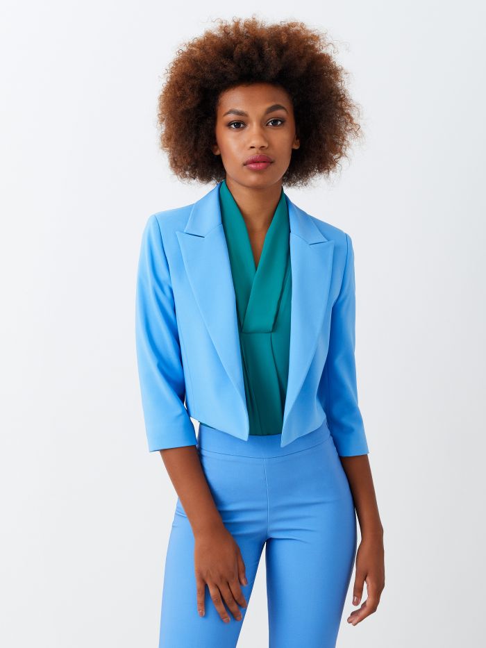 Short jacket with peak lapels Boxy, cropped, open-front jacket with peaked lapels. The garment is made in technical fabric from at least 25% recycled polyester. The jacket has 3/4 sleeves and two-toned monogram lining. The garment can be worn both as a classic jacket and as a shrug to pair with dresses and jumpsuits. The model is 1.73 m tall and wears size S. The garment is completely made in Italy. Rinascimento