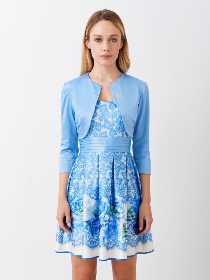 Boléro bleu ciel en satin structuré Boléro sans boutonnage à bords ronds en satin structuré.  Ce boléro a des manches longues avec une petite fente et un col mao. Ce boléro s’associera parfaitement avec une robe ou une combinaison. Ce vêtement a été entièrement fabriqué en Italie. Le mannequin mesure 1,73 m et porte une taille S. Rinascimento