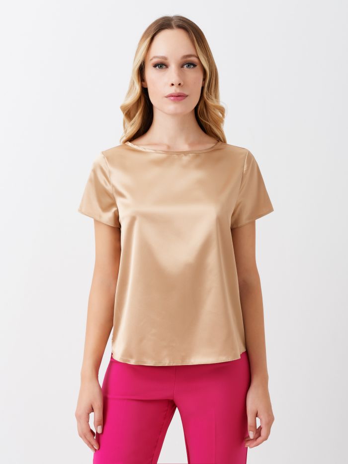 T-Shirt en satin couleur beige Blouse, modèle t-shirt boxy, à lignes épurées, en satin léger. Le t-shirt se portera facilement sous une veste ou pour donner une touche étincelante à vos looks de jour. Le mannequin mesure 1,76 m et porte une taille S. Ce vêtement a été entièrement fabriqué en Italie.  Rinascimento