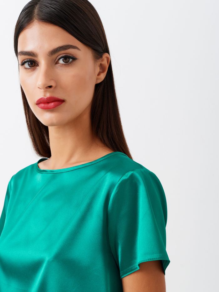 T-Shirt in Satin color Verde Blusa modello t-shirt, boxy, dalle linee pulite, realizzata in satin leggero. La t-shirt è ideale come sottogiacca, o per dare un tocco cangiante ad un look casual. La modella è alta 1,73 ed indossa la taglia S. Il capo è interamente made in Italy.  Rinascimento