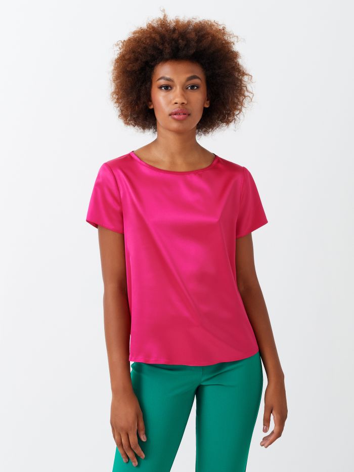 Fuchsia Satin T-shirt Boxy, t-shirt style blouse made in lightweight satin with clean lines. The t-shirt is ideal as an under jacket layer, or for adding a touch of shimmer to a casual look. The model is 1.73 cm tall and wears size S. The garment is completely made in Italy.  Rinascimento