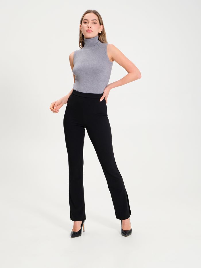 Pantaloni a zampa con sale spacco