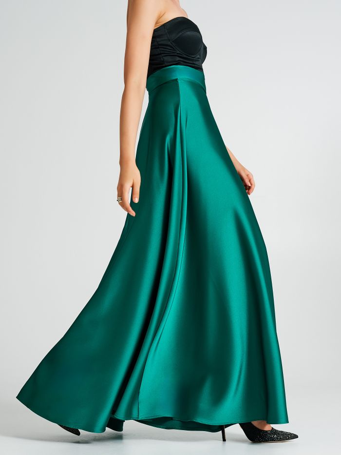 Long full skirt in satin.  Rinascimento