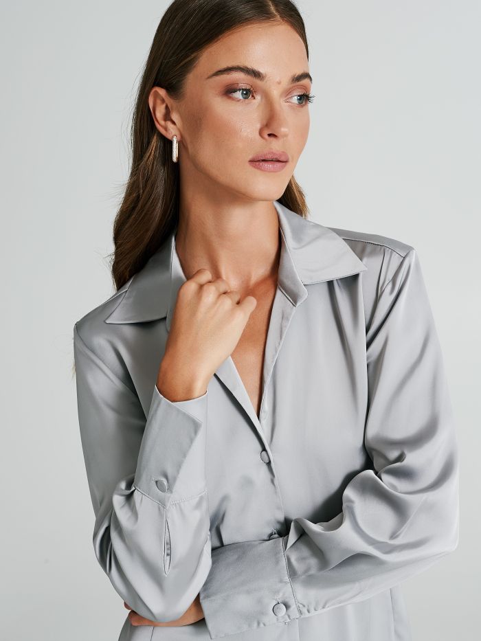 Taillierte Bluse aus Satin mit Knöpfen  Rinascimento