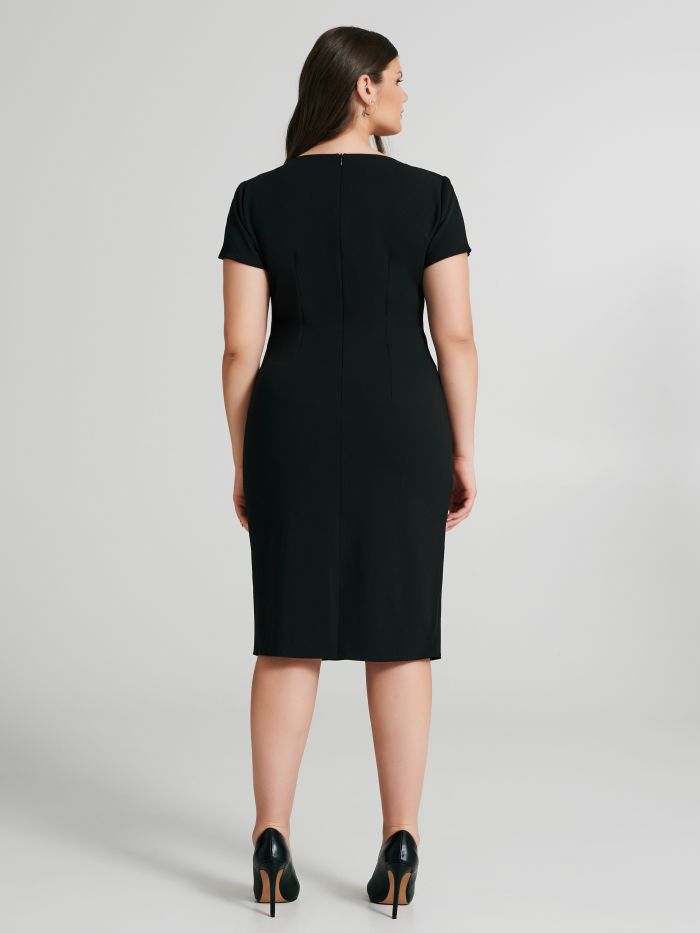 Curvy-Etuikleid mit Kette  Rinascimento
