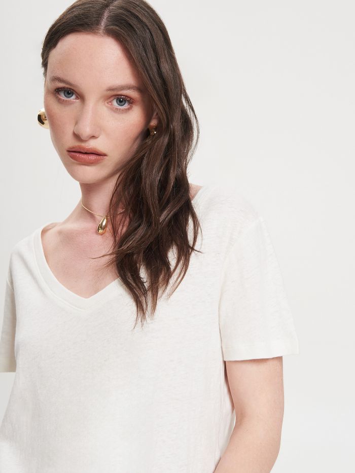 Cream V-neck T-shirt in Linen Blend  Rinascimento