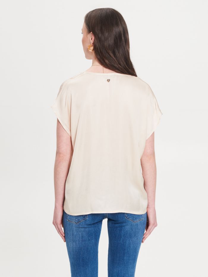 T-Shirt aus 100 % ECOVERO®-Viskose-Satin in Beige  Rinascimento