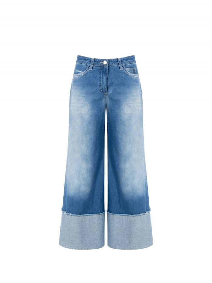 Kurze, ausgestellte Jeans mit blauem Saum  Rinascimento