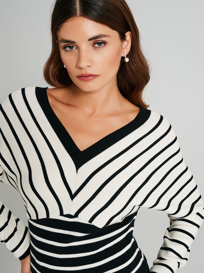 Pullover mit gestreiftem Ausschnitt   Rinascimento
