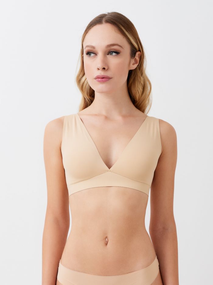 Genova bra top Soft microfibre bra top with low V-neckline at the front and back. 
Soft microfibre bra top: cut and heat-sealed seams come together to create a bra that is invisible under garments. 
The comfort and excellent fit are ensured by the absence of wires and by the heat-sealed band under the bust. 
A versatile bra, suitable to wear on all occasions, thanks to its removable padded cups. Rinascimento