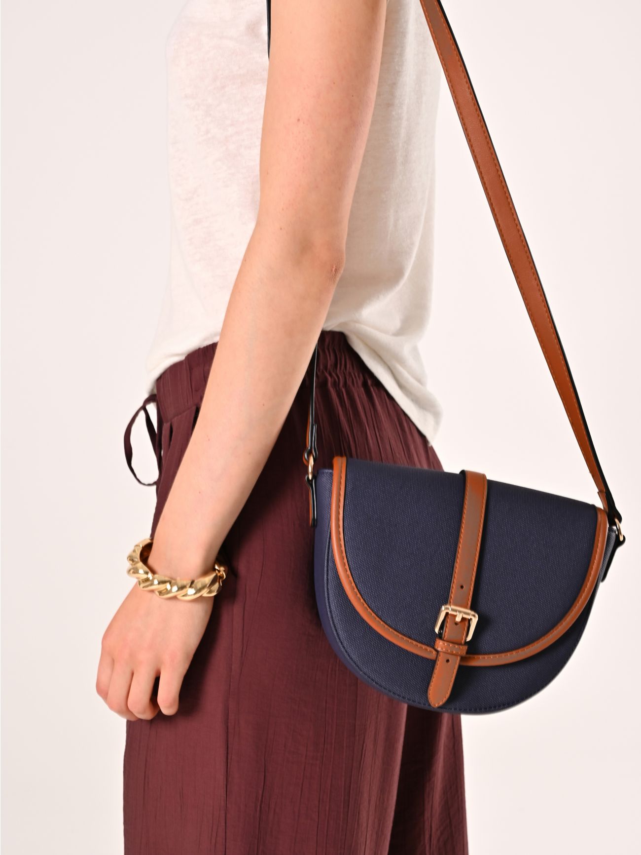 Canvas-effect shoulder bag in_i5