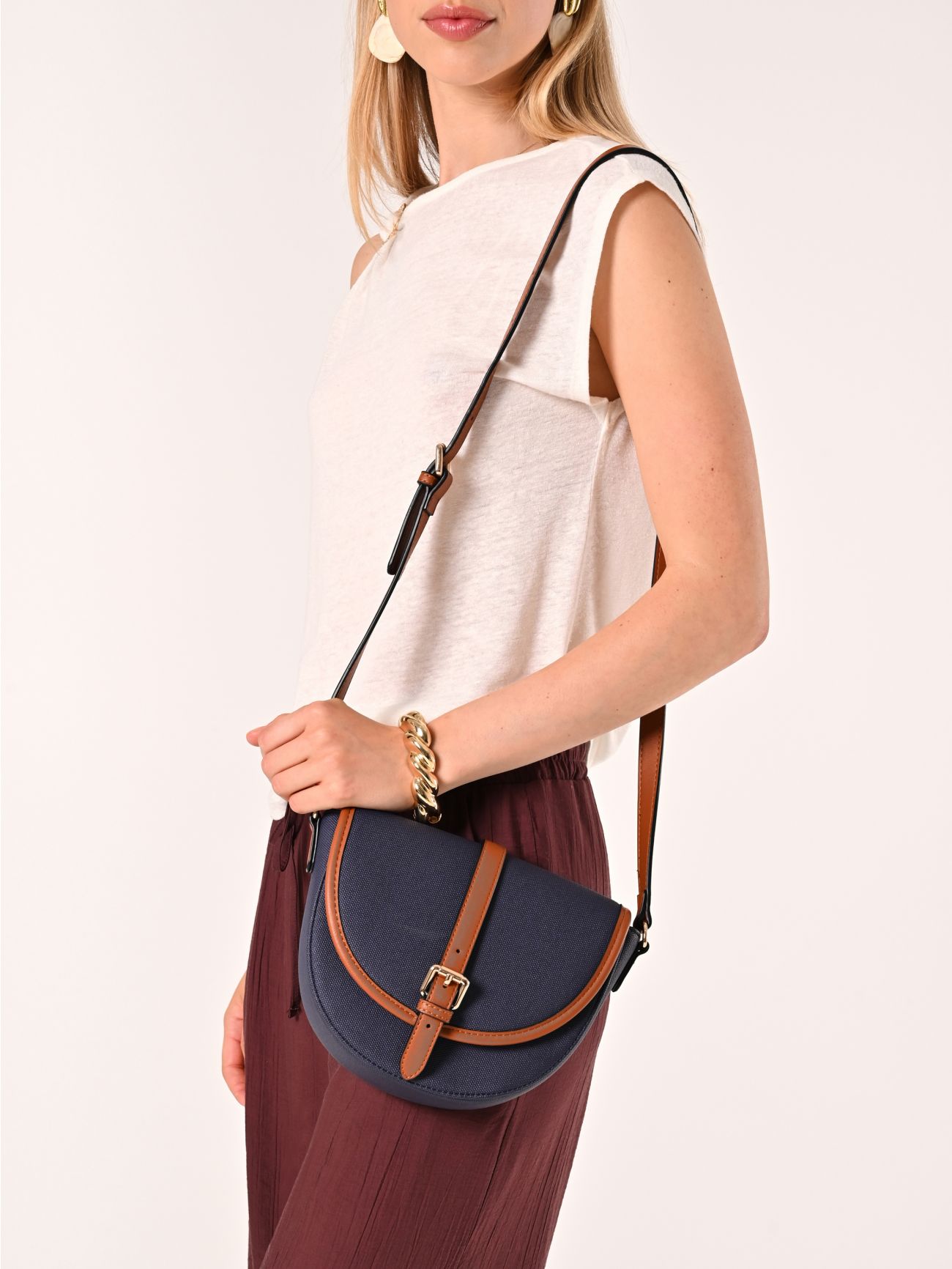 Canvas-effect shoulder bag in_i7