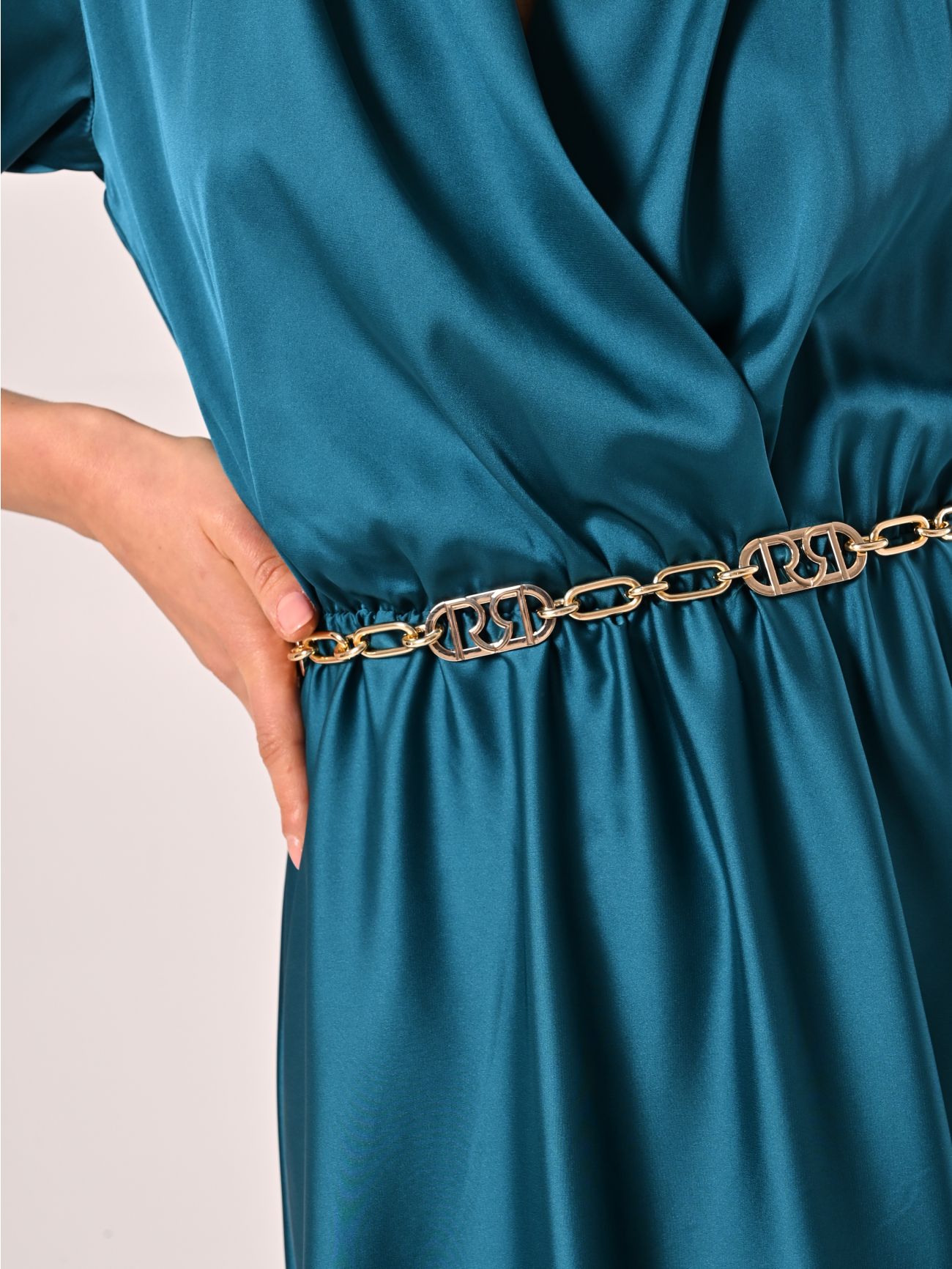 Gürtel mit Kette und Logo in_i5