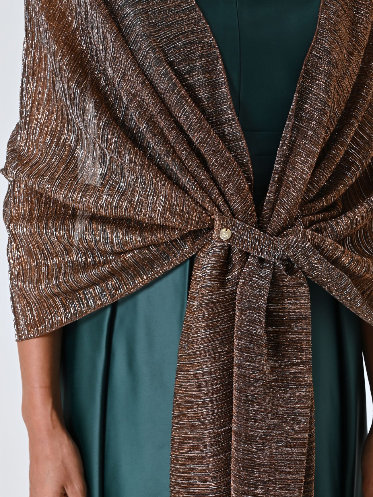 Estola en jacquard marrón chocolate con hilo de lúrex in_i5