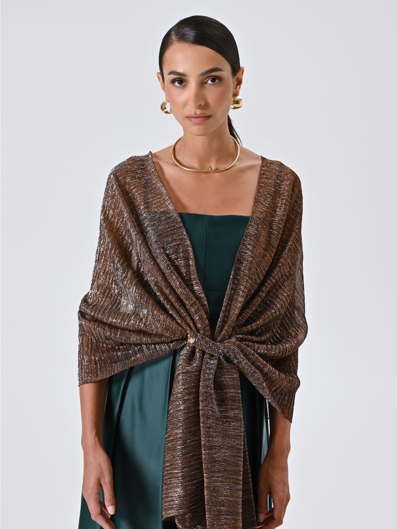 Estola en jacquard marrón chocolate con hilo de lúrex in_i7