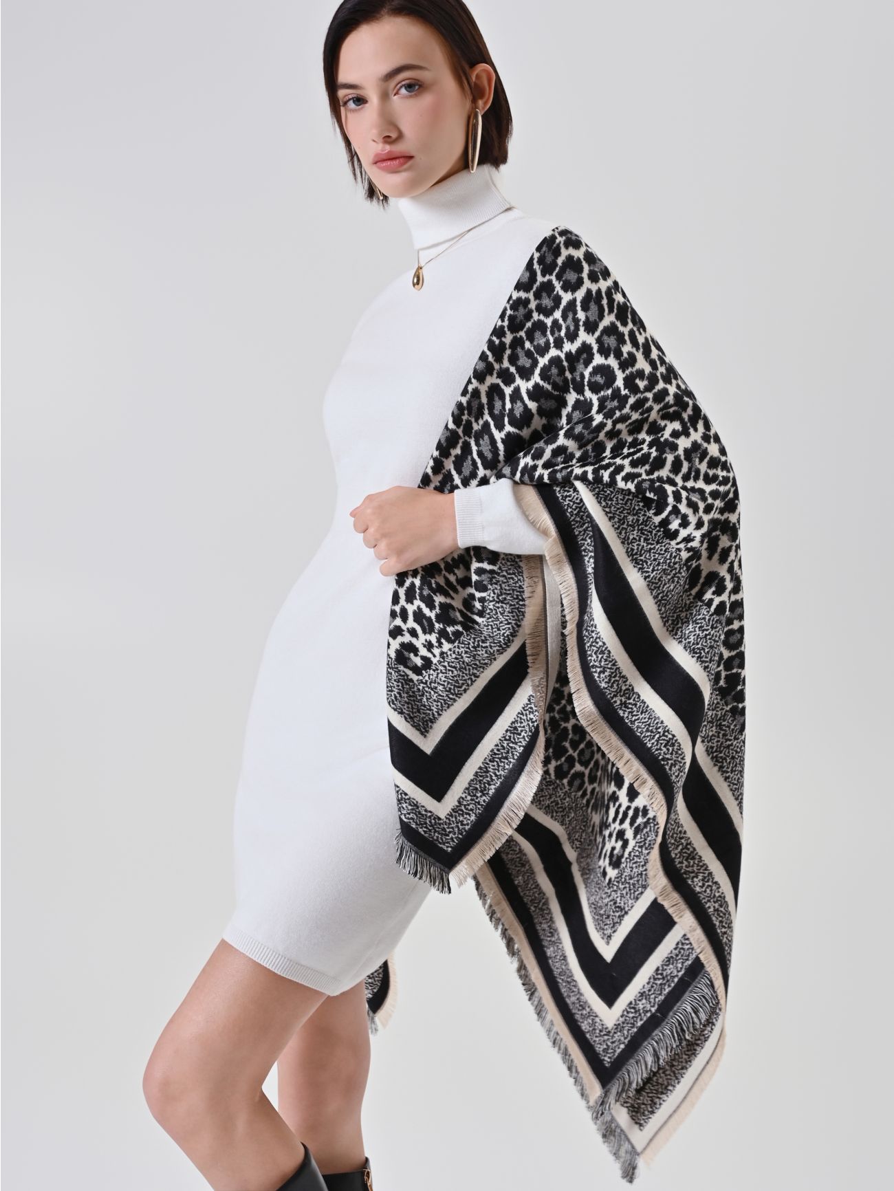 Schwarzer Schal mit Animal-Print  Rinascimento