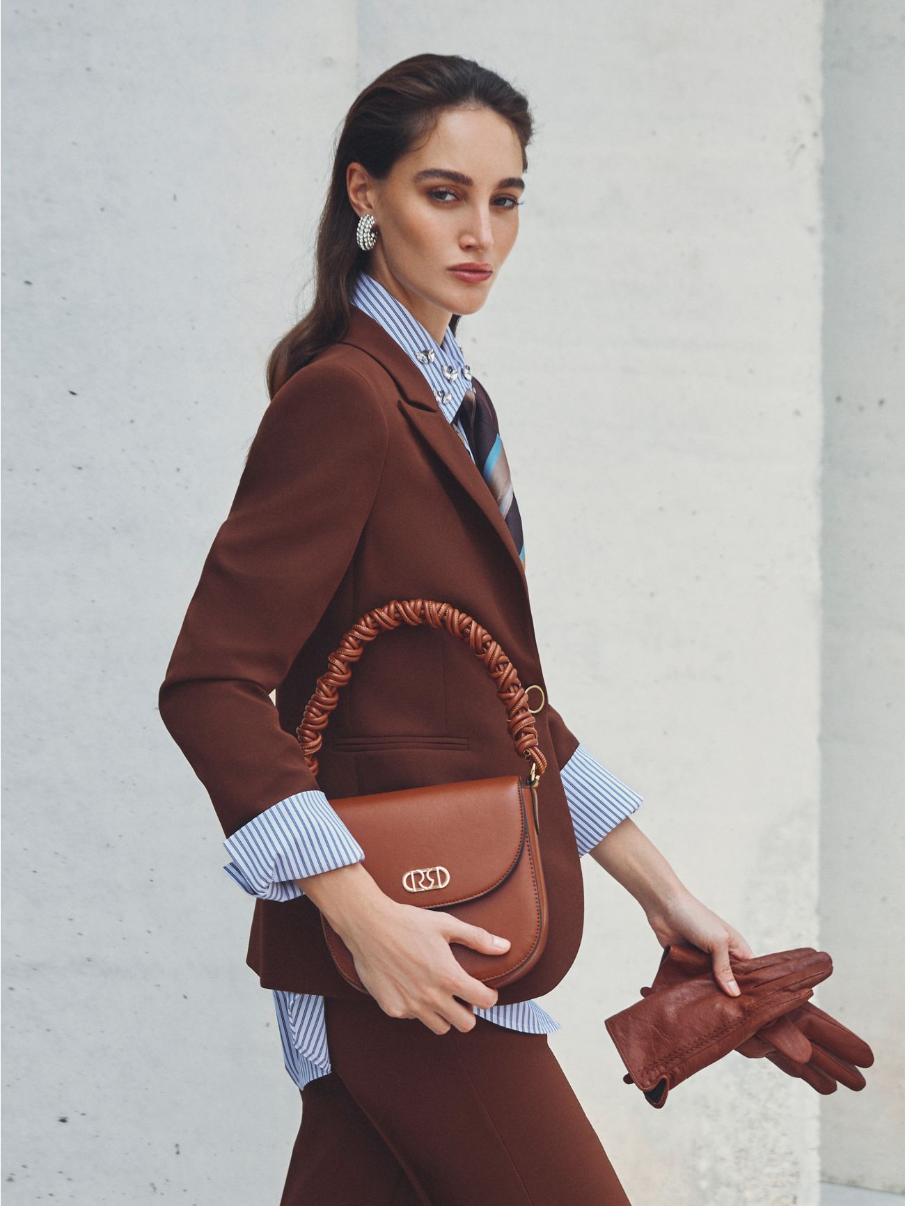 Braune Tasche mit gerafftem Griff sp_e1