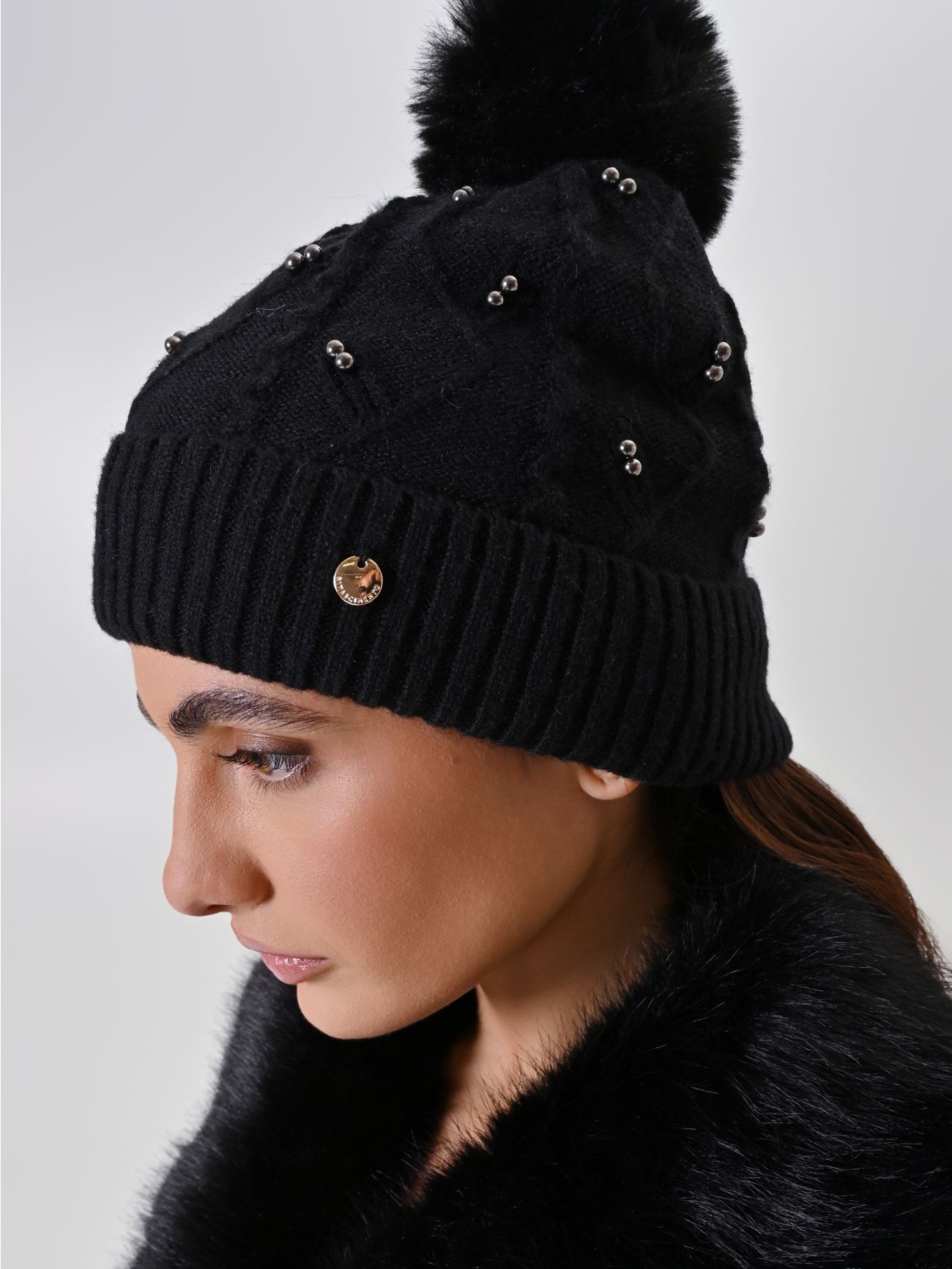 Bonnet noir tressé à pompon in_i5