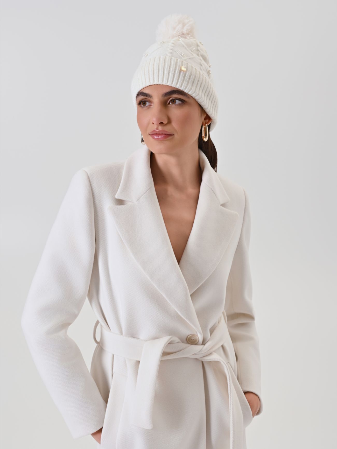 Bonnet à pompon tressé blanc sp_e1