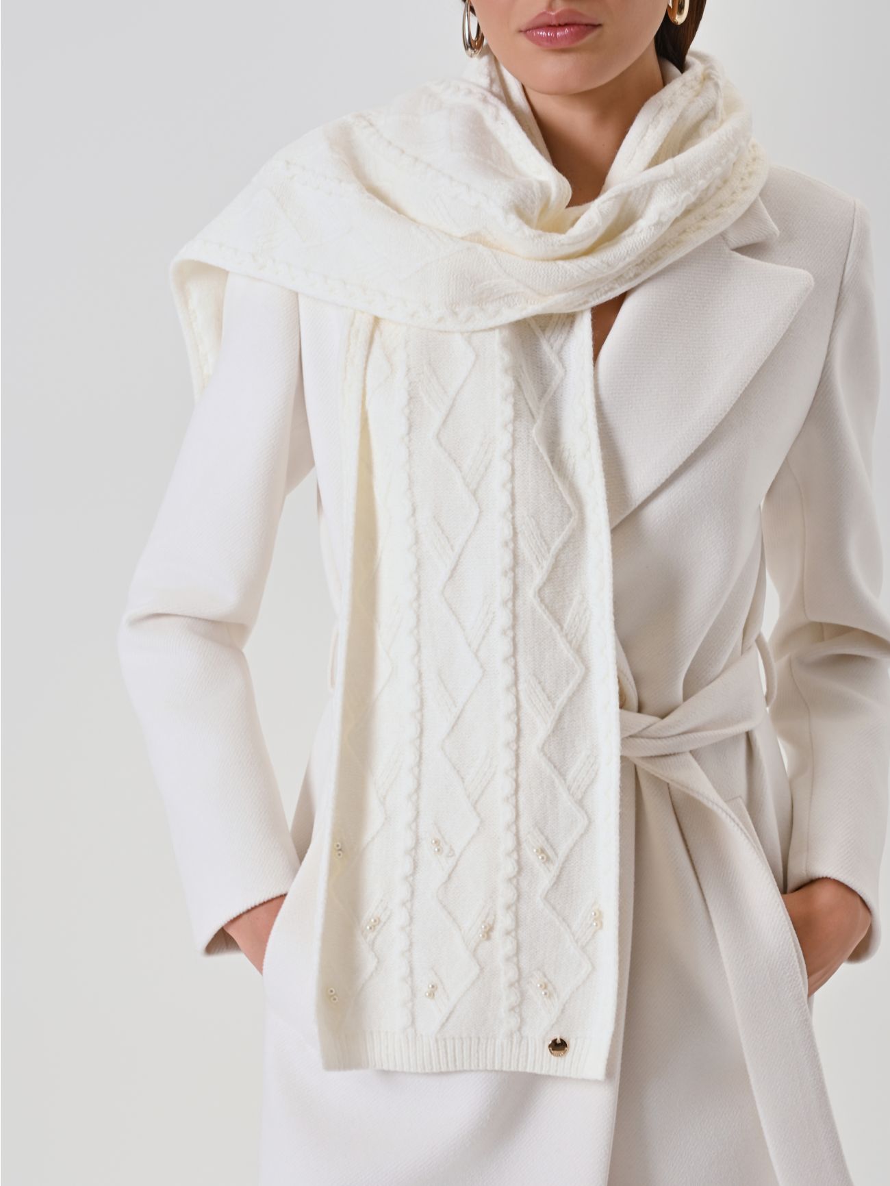 Bufanda color crudo con trenzas y perlas in_i5