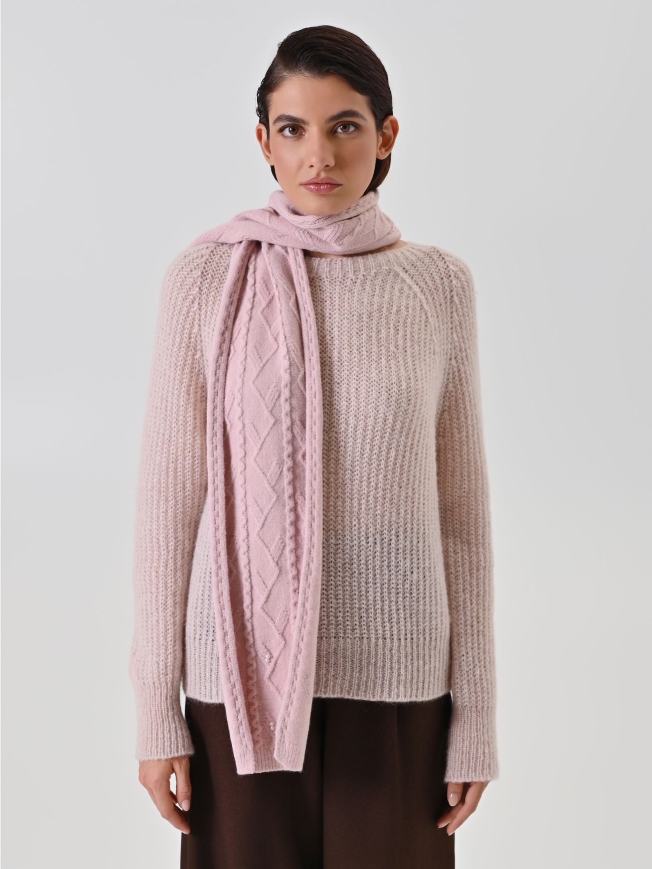 Bufanda rosa con trenzas y perlas  Rinascimento