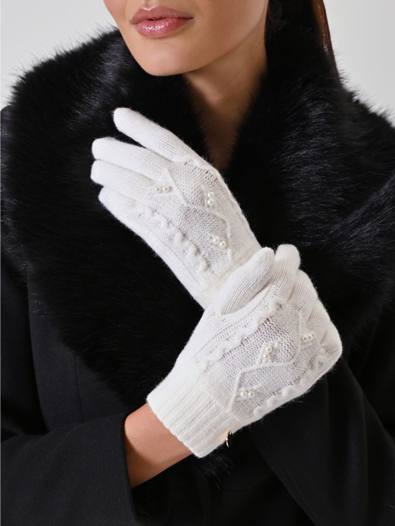 White Cable-Knit Gloves with Pearls in_i5