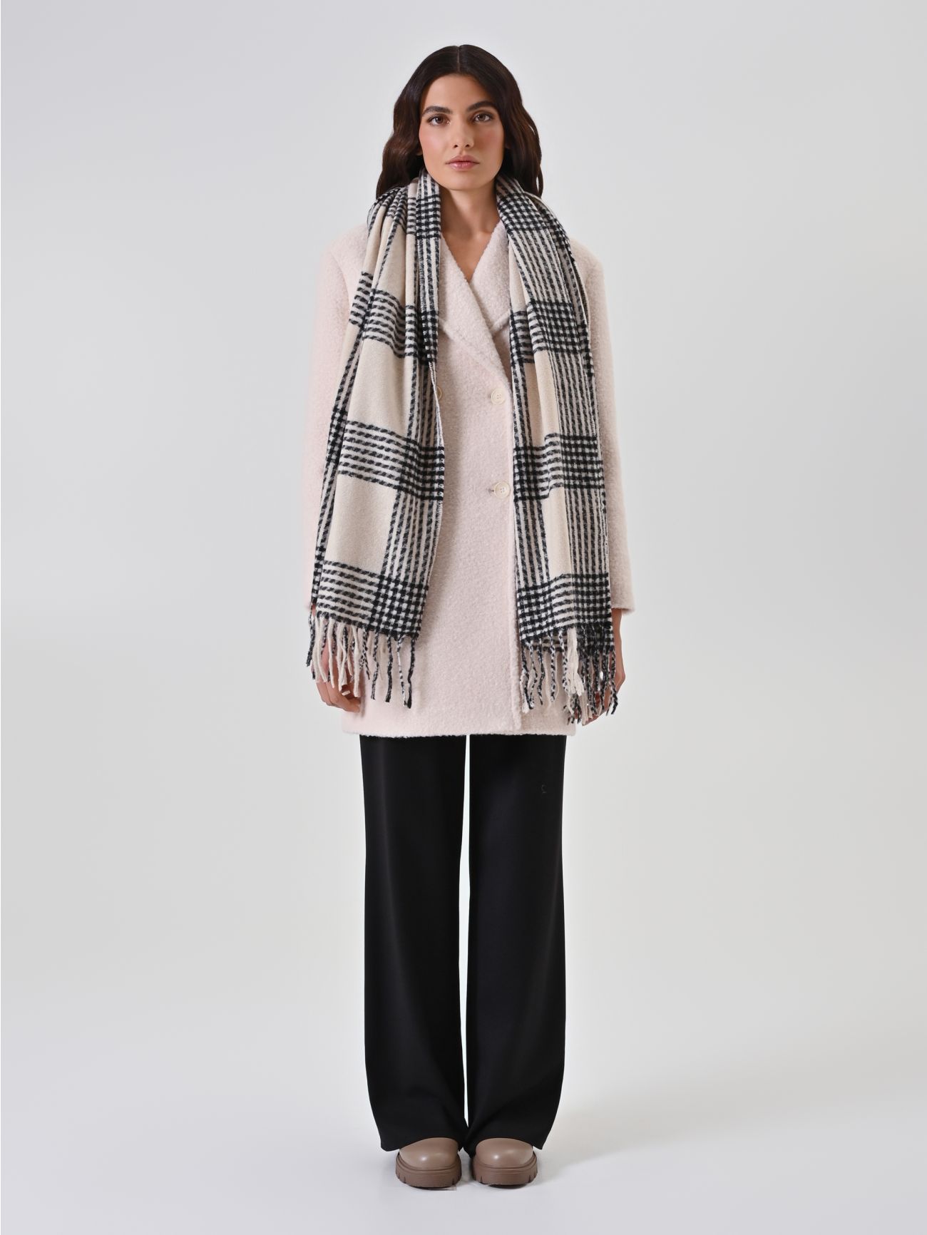 Bufanda de cuadros beige y negra 1 Rinascimento Bufanda de cuadros beige y negra det_1