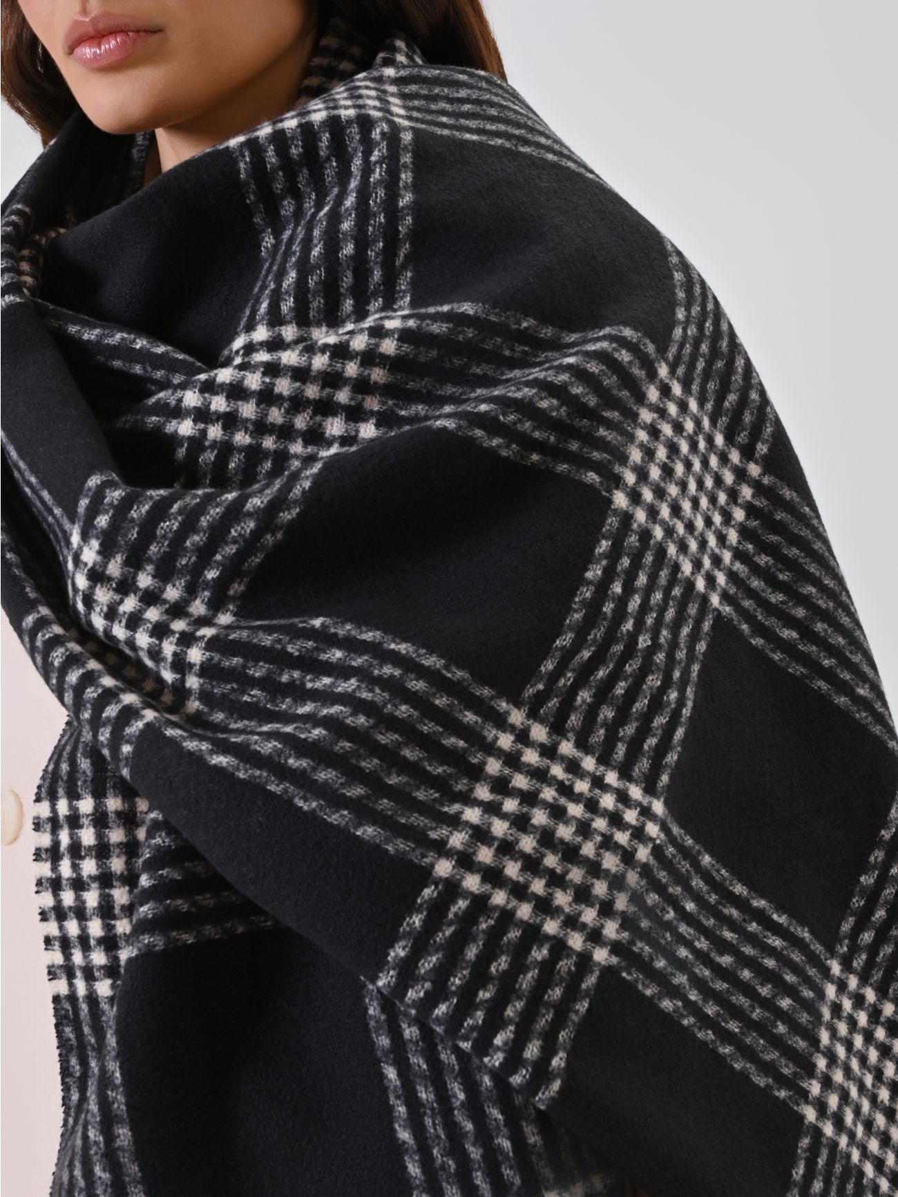 Bufanda negra de cuadros bicolor con flecos 2 Rinascimento Bufanda negra de cuadros bicolor con flecos in_i5