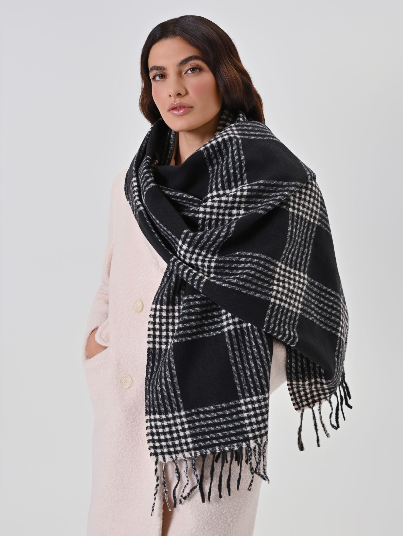 Bufanda negra de cuadros bicolor con flecos  Rinascimento