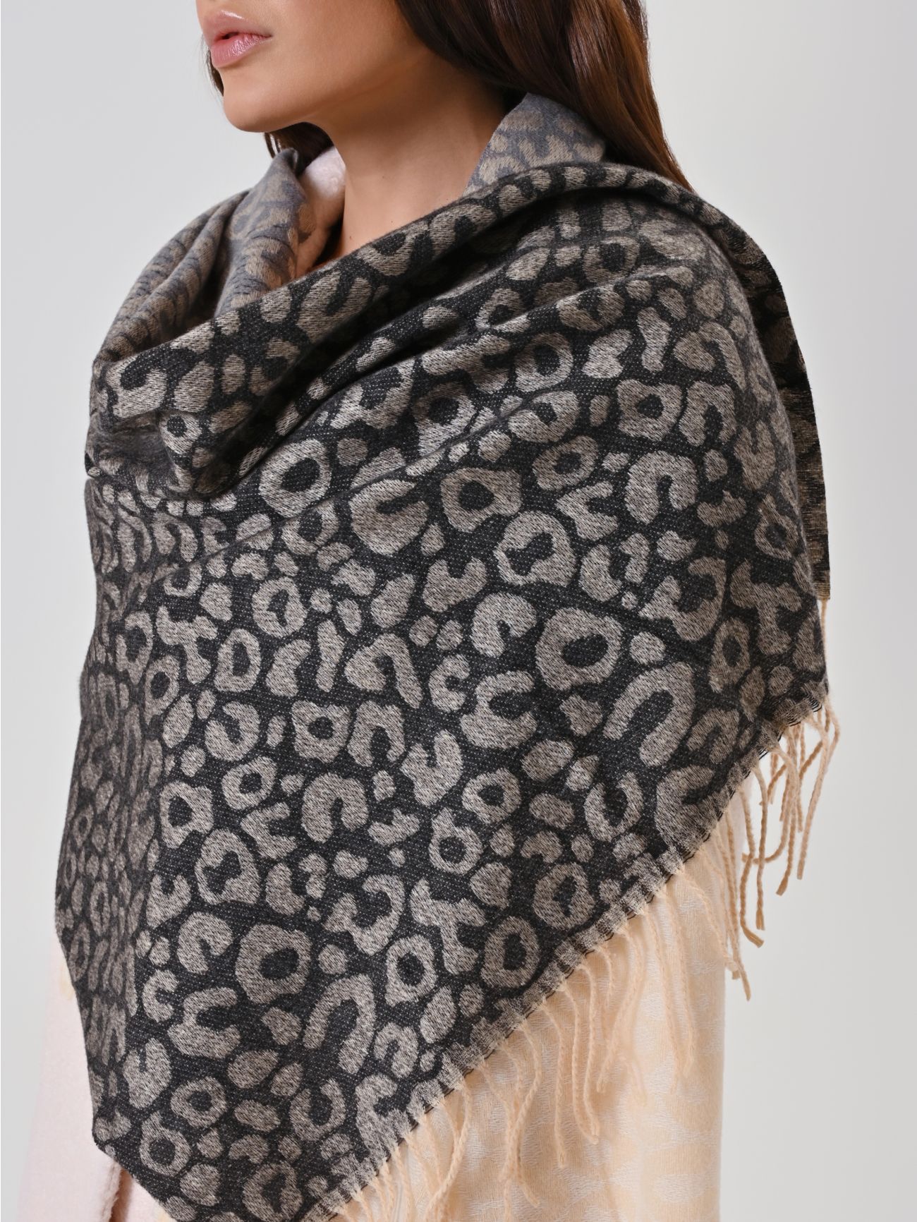Bufanda moteada negra 2 Rinascimento Bufanda moteada negra in_i5