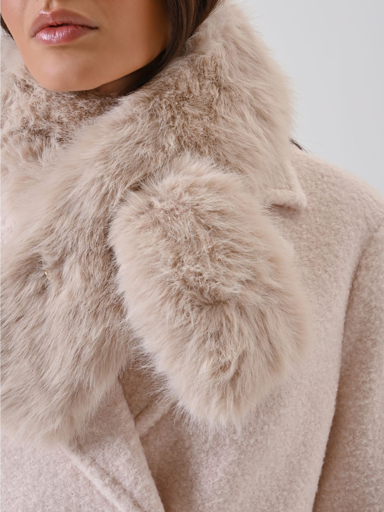 Bufanda efecto pelo beige in_i5