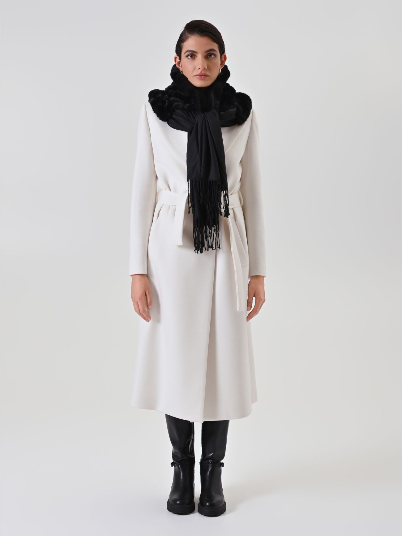 Bufanda negra con inserción de pelo sintético 1 Rinascimento Bufanda negra con inserción de pelo sintético det_1