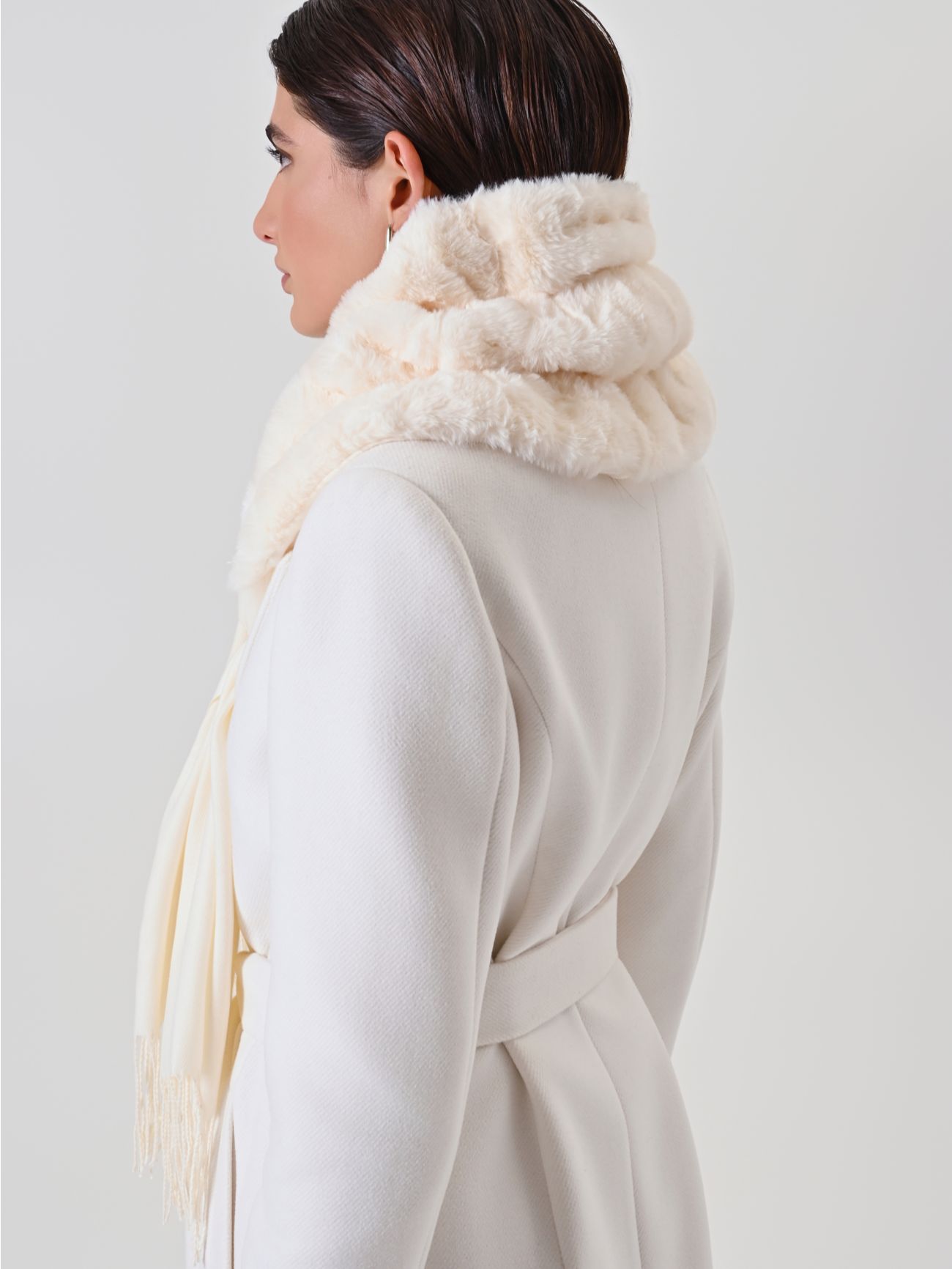 Bufanda blanca con inserción efecto pelo 2 Rinascimento Bufanda blanca con inserción efecto pelo det_3