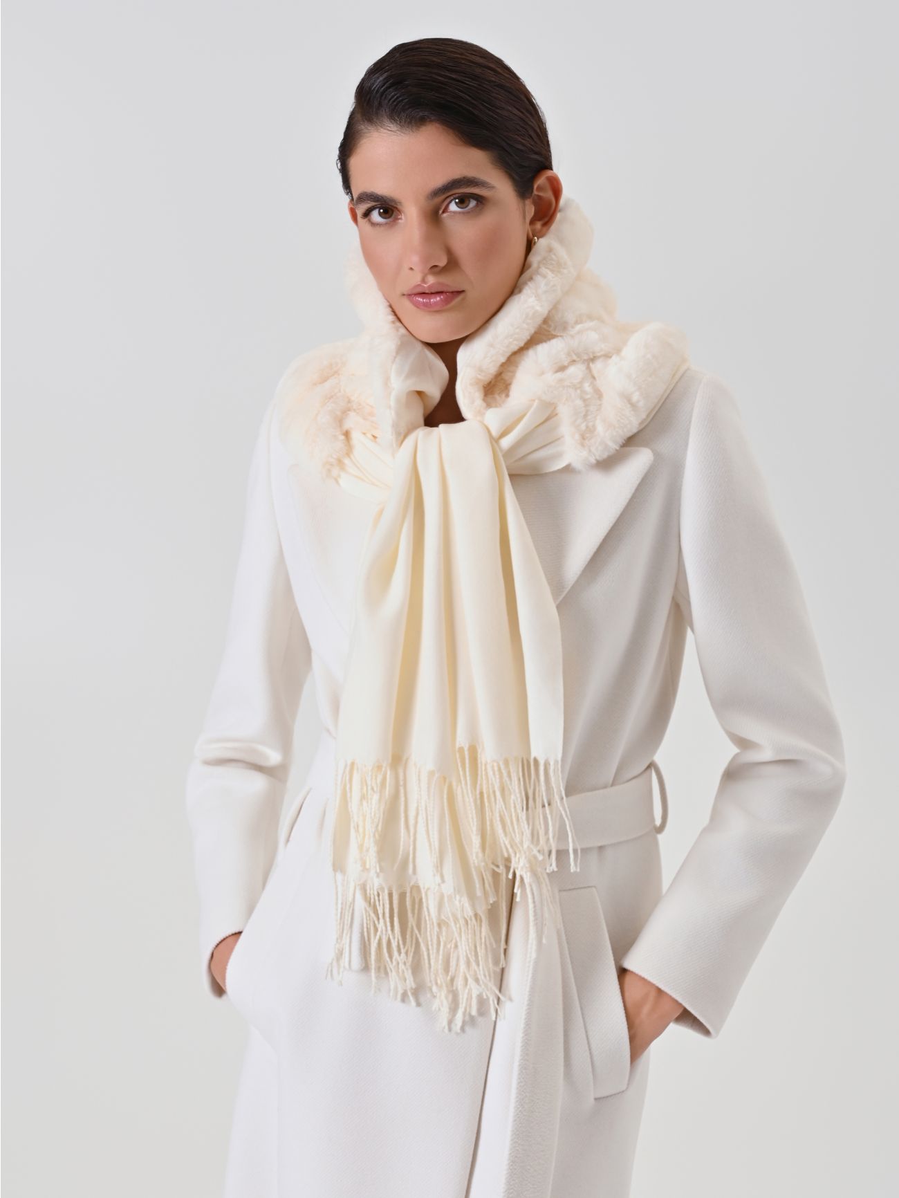 Bufanda blanca con inserción efecto pelo  Rinascimento