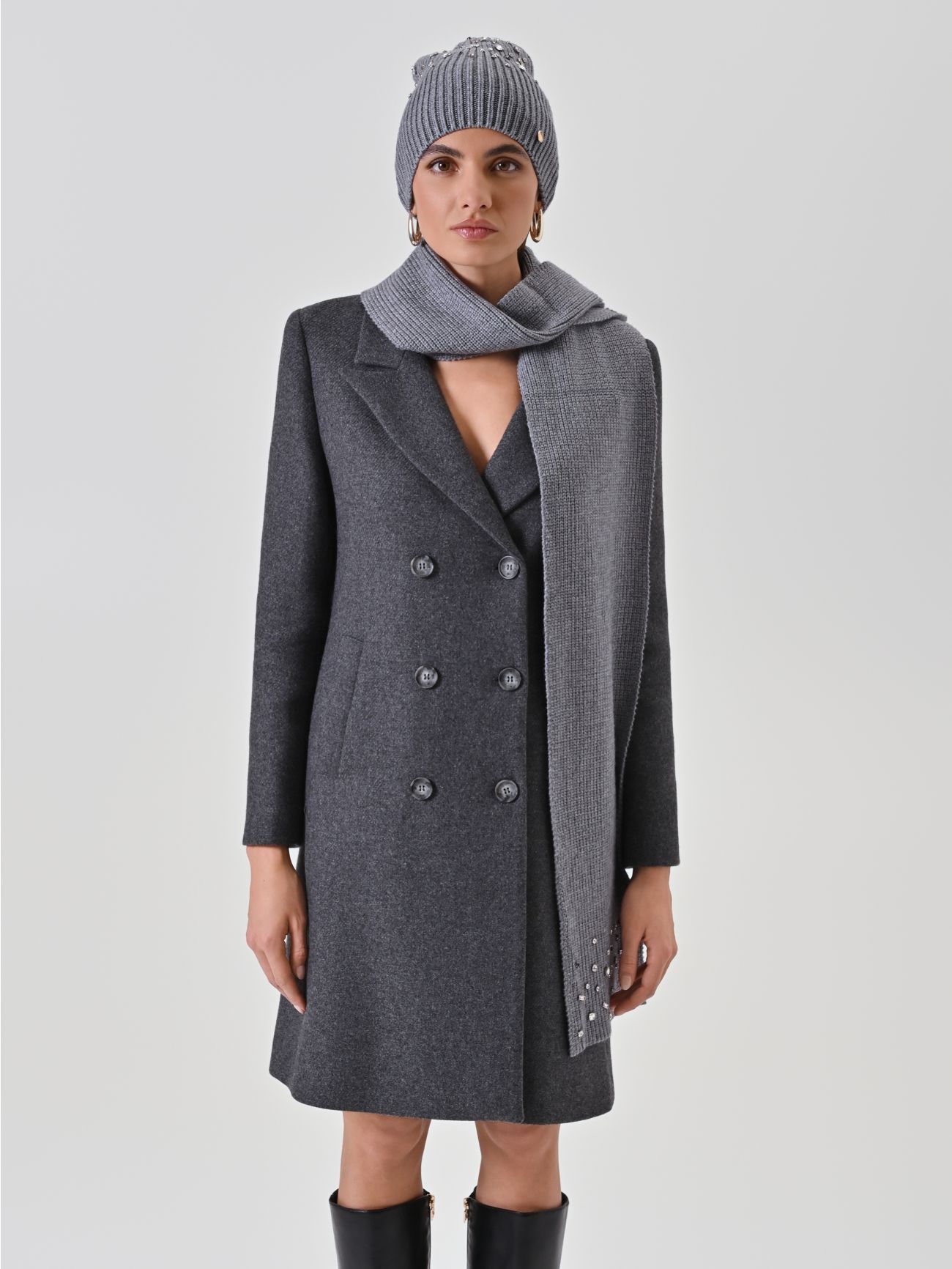 Bonnet gris orné de pierres det_1