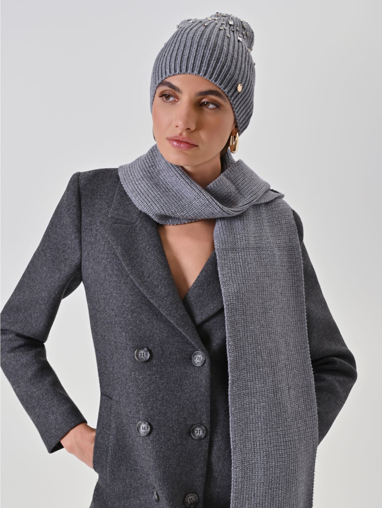 Bonnet gris orné de pierres sp_e1