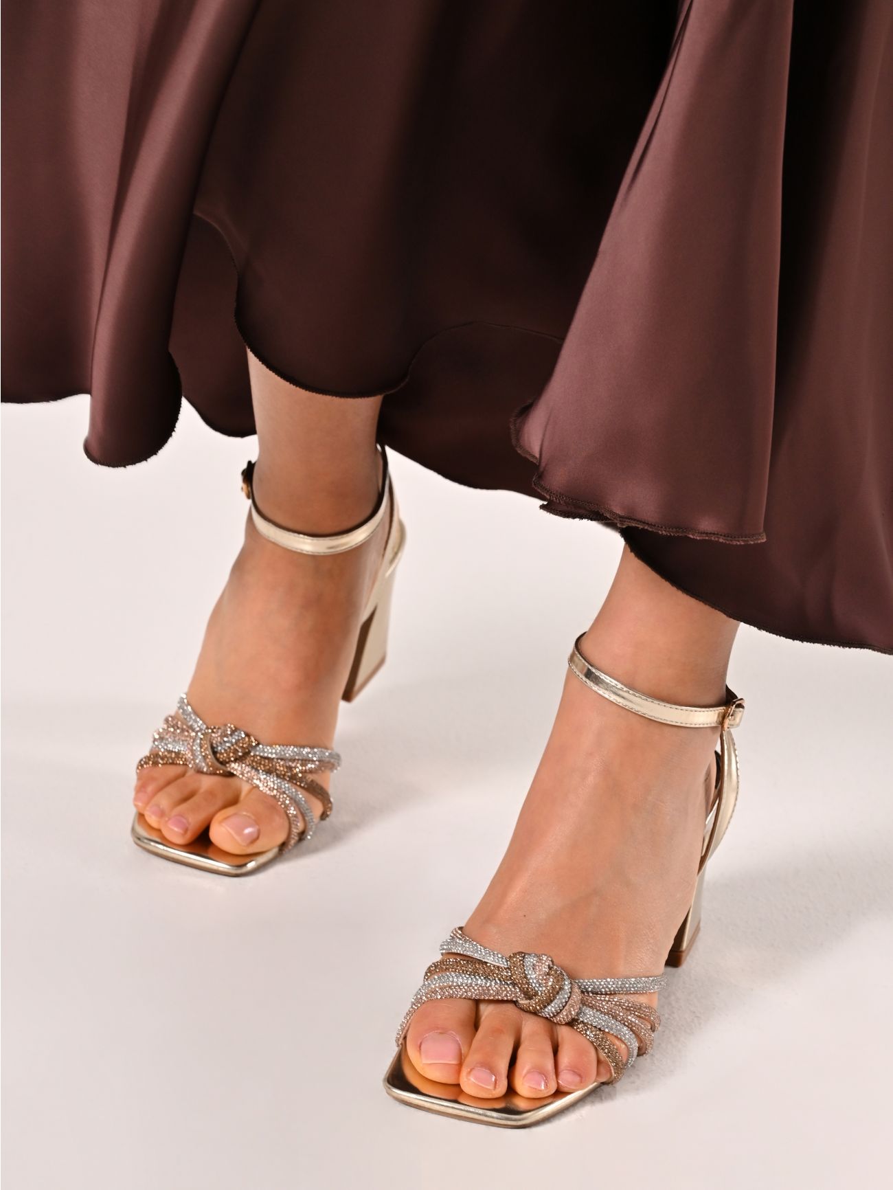 Goldene Sandalen mit breitem Absatz in_i7