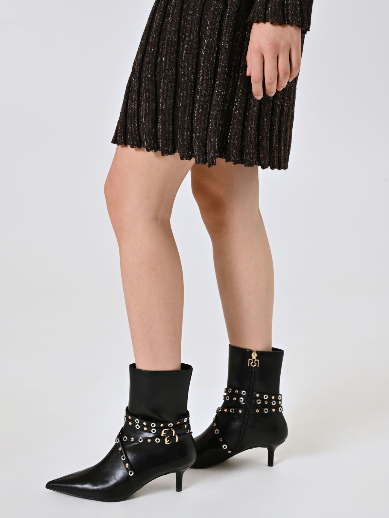 Ankle Boots mit Riemen und Nieten sp_e1