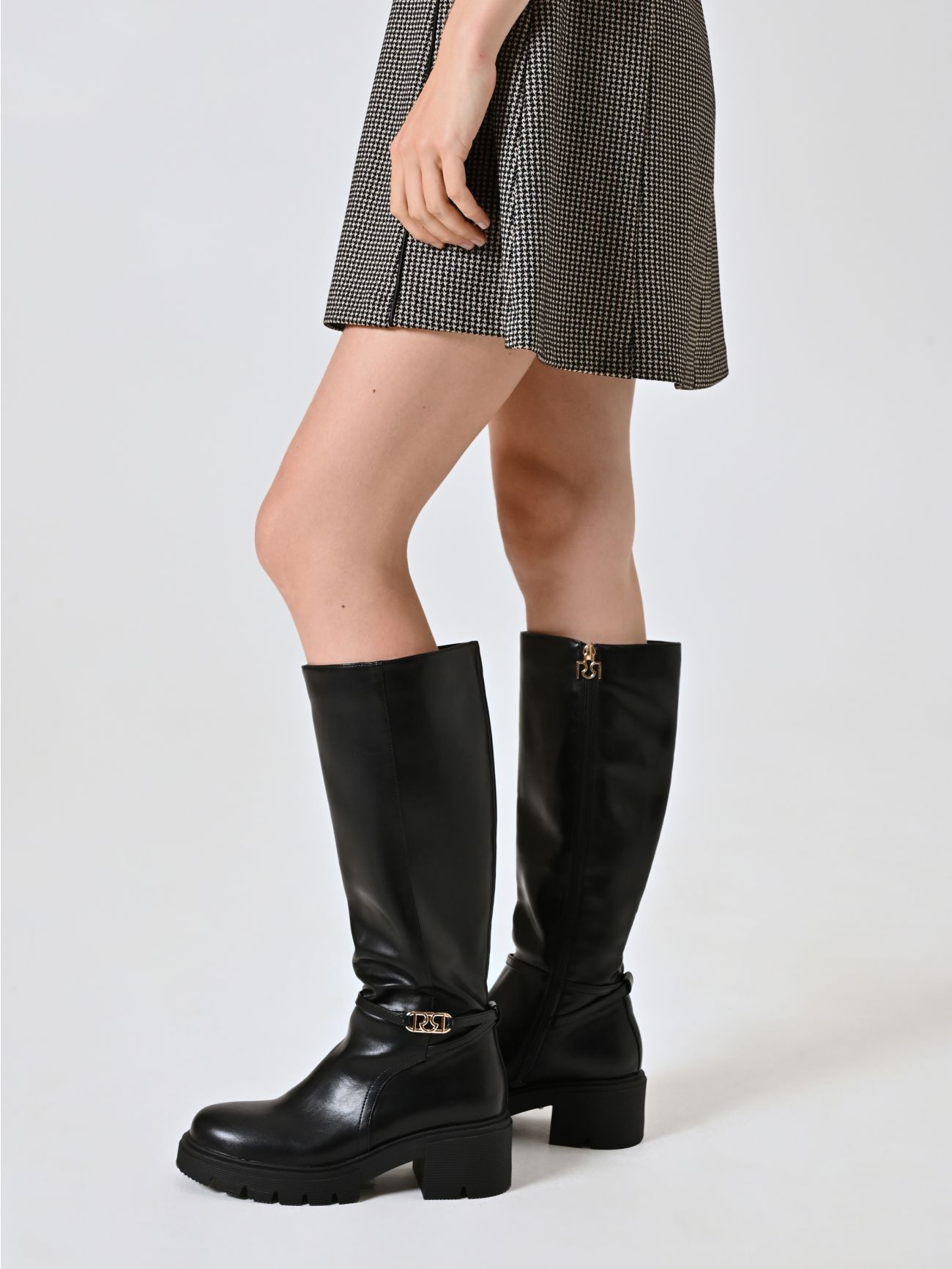 Botas negras con suela dentada sp_e1