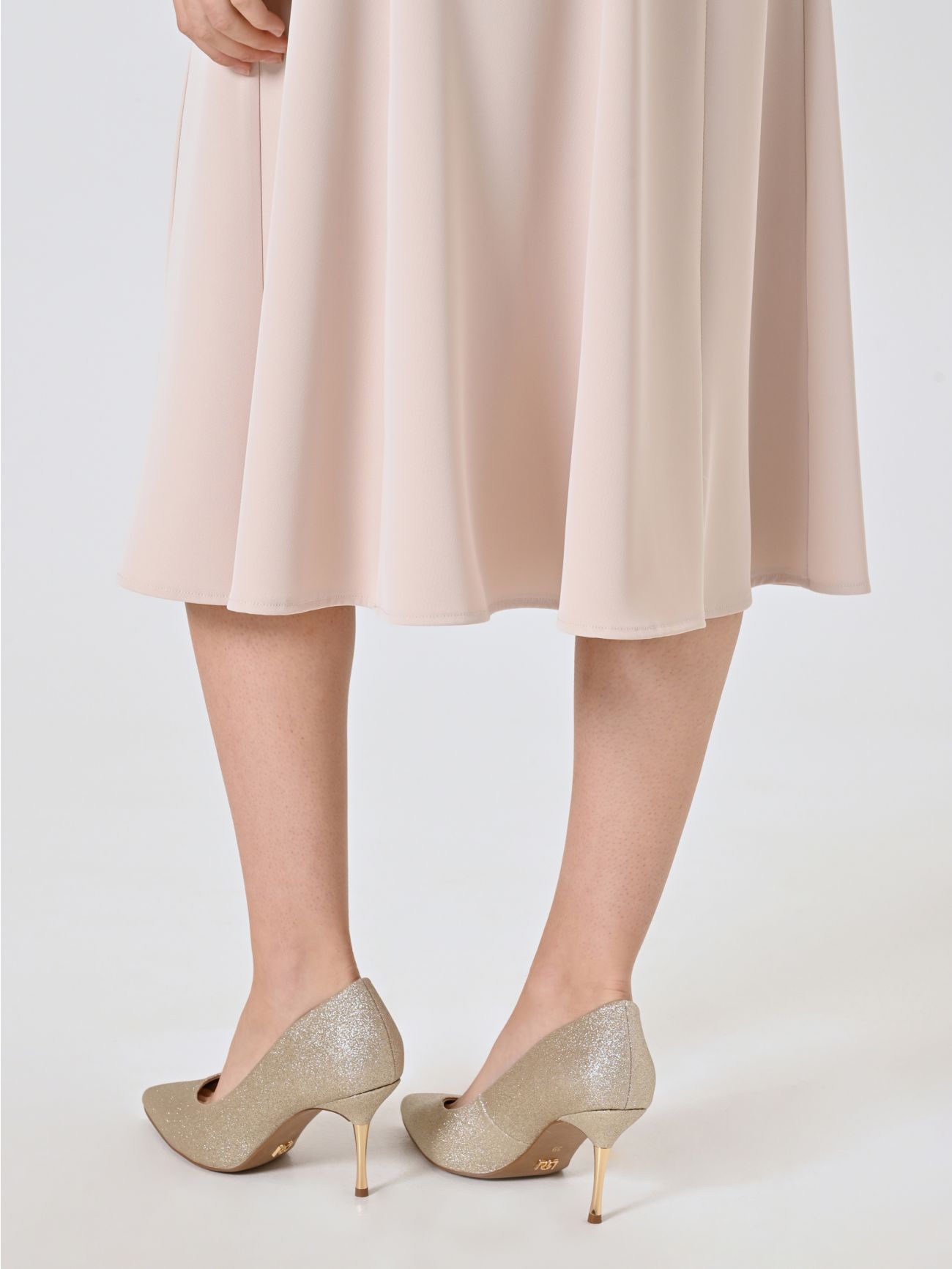 Pumps mit goldenem Absatz in_i5
